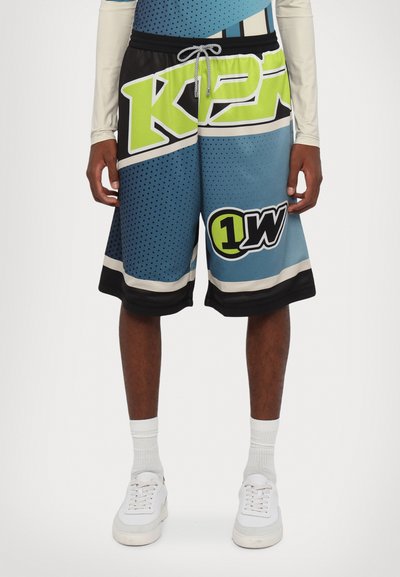 Blå og sorte basketball-shorts med grønne og hvide grafikker, der har en mesh-struktur og snoreliv.