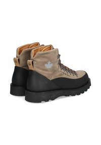 Scarponi da trekking con tomaia in suede beige e suola in gomma nera, dotati di lacci metallici, colletto imbottito e un accento a forma di foglia d'acero grigia.