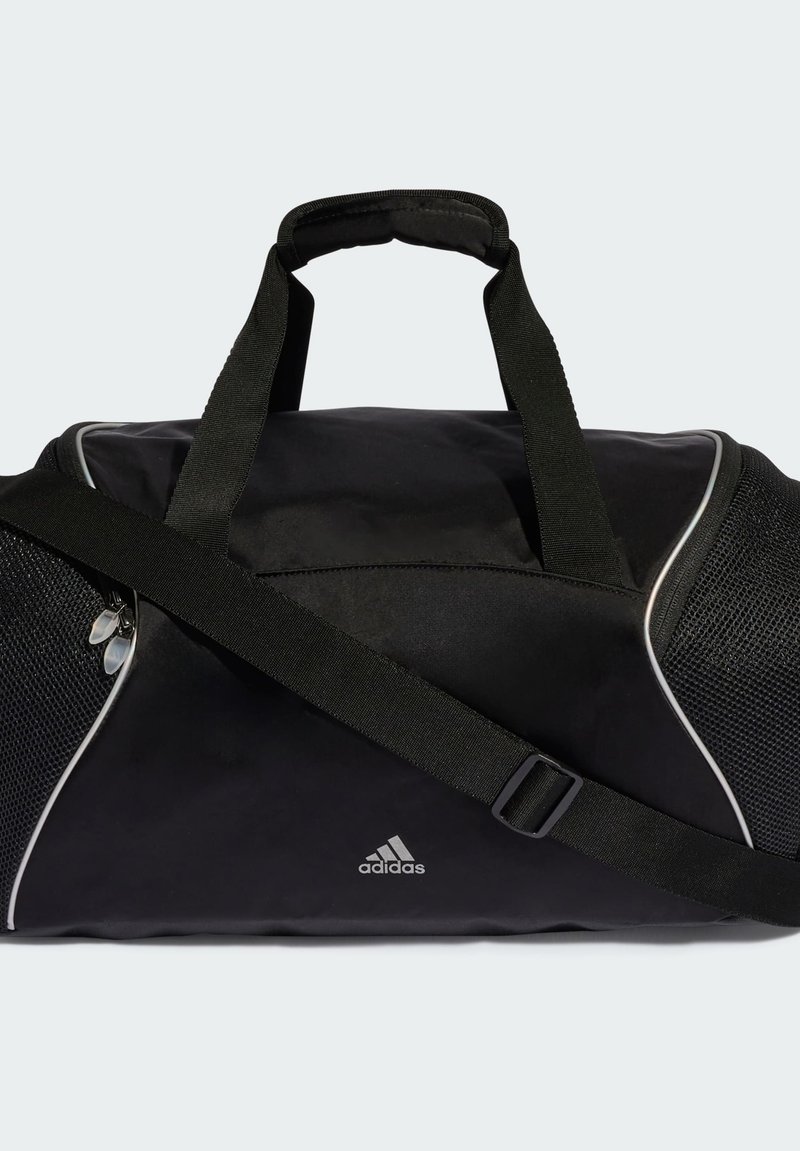 Schwarze Adidas-Duffel-Tasche mit zwei Griffen, verstellbarem Schultergurt, Netzseitentaschen und silbernen Reißverschlusslaschen.