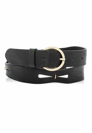 Czarny skórzany pasek z okrągłą złotą klamrą i dekoracyjnym wycięciem na całej długości, zwinięty na białym tle.