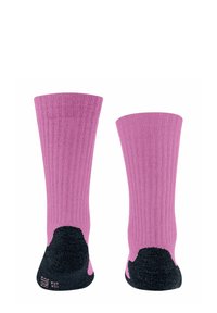 Dwie skarpetki wyeksponowane pionowo; jaskrawy róż z prążkowanym wzorem oraz czarne wzmocnione palce i pięty.