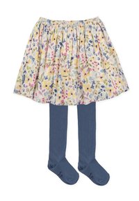 Falda con estampado floral en colores pasteles y dobladillo con volantes, combinada con medias oscuras azules. La falda tiene una cintura elástica y las medias tienen una textura suave.