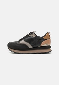 Zapatilla negra con acentos en gris, beige y marrón. Cuenta con una parte superior de cuero texturizado, costuras distintivas y una suela de goma con surcos.