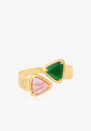Bracelet manchette en or avec bande texturée, présentant deux grandes pierres triangulaires, une verte et une rose, serties dans des montures dorées détaillées.