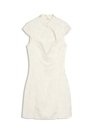 Robe courte en satin blanc avec manches courtes, col montant, découpe en forme de trou de serrure et fentes devant, étalée à plat sur fond blanc.