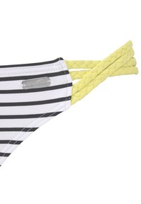 Gestreifter Bikini-Oberteil mit schwarz-weißen horizontalen Streifen. Gelbe geflochtene Träger und ein silbernes "Venice Beach"-Tag betonen das Design.