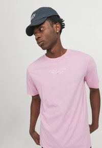 Jack & Jones PREMIUM JPRBLUARCHIE SS CREW NECK NOOS - Marškinėliai su spaudiniu - prism pink