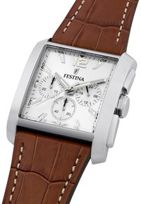 Hopeakylkinen suorakulmainen kello, jossa on valkoinen kellotaulu, mustat sub-kellot, ruskea teksturoitu nahkahihna ja hopeiset varusteet.