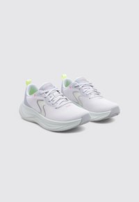 Baskets de sport blanches en mesh avec un dessus texturé, des accents gris clair, des onglets au talon en vert lime vif et une semelle rembourrée.