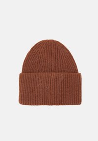 Brown knitted beanie with a folded cuff, featuring vertical ribbing texture and a rounded top. Made of soft, warm material.