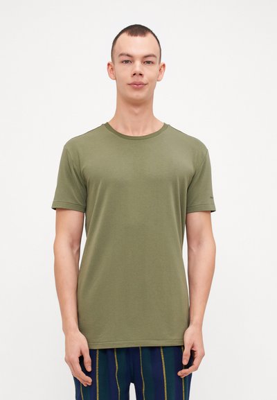 T-shirt à manches courtes vert olive avec un col rond, fabriqué en tissu lisse. Pas de motifs ni de graphiques visibles, design simple.