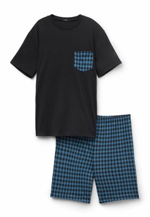 Chemise noire à manches courtes avec une poche poitrine à carreaux bleus et noirs, associée à un short assorti à carreaux bleus et noirs.