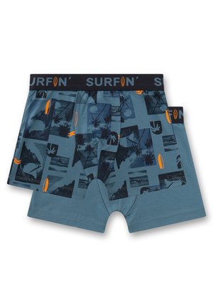 Zwei Paar blaue Boxershorts mit schwarzen Taillenbändern mit der Aufschrift "SURF'N", mit einem Palmen- und Surfbrettmuster mit orangefarbenen Akzenten.