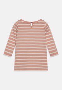 Dětské triko s dlouhými rukávy v růžových a bílých horizontálních pruzích s klíčkovým uzávěrem na zadní straně u límce.