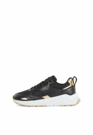 Černá a zlatá nízká teniska s bílou tlustou podrážkou, šněrováním vpředu a poutkem na patě, zobrazená z vnější strany na bílém pozadí.