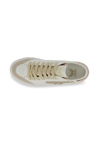 Baskets blanches et beiges avec un dessus en cuir lisse et en daim, des lacets plats, un bout perforé et des accents dorés sur le logo et les côtés.