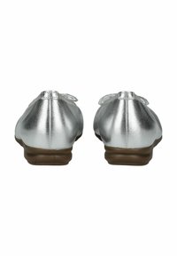 Bailarinas metálicas plateadas con una textura suave, puntas redondeadas y suela de goma marrón. Equipadas con un lazo decorativo en el frontal.