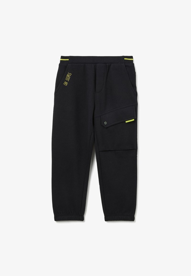 Zwarte taps toelopende sweatpants met elastische boorden, zijvak, voorzakken en gele tekst "ON SLOPES" nabij de linkse zak.