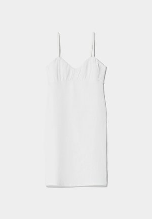 Weißes ärmelloses, figurbetontes Kleid mit dünnen Trägern und dezent strukturierter Stoffoberfläche, flach auf neutralem Hintergrund präsentiert.