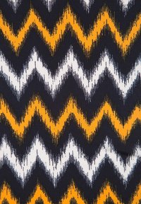 Tejido con un patrón de zigzag que presenta bandas alternas de negro, blanco y un amarillo vibrante, creando un efecto visual texturizado y audaz.