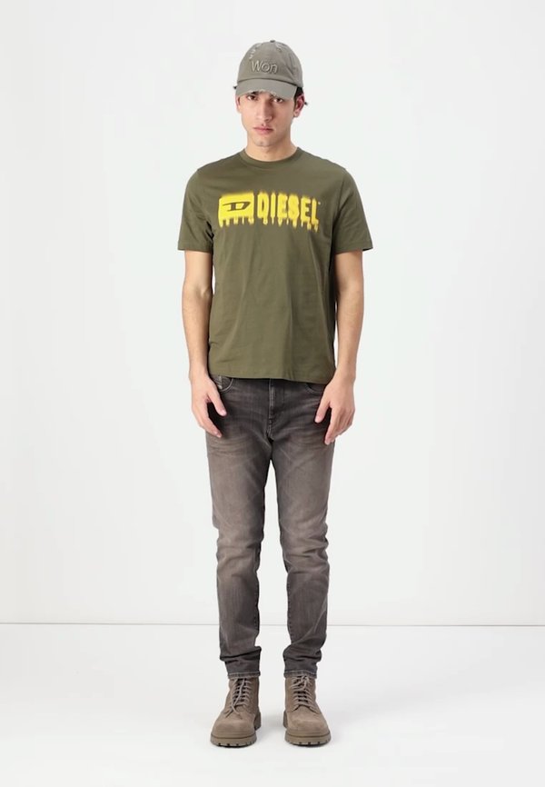 ADJUST - Print T-shirt - olive4