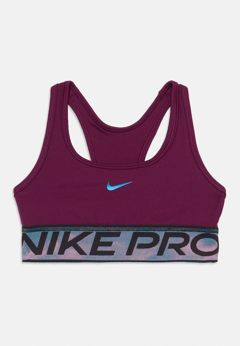 Fialová športová podprsenka Nike Pro s modrým logom swoosh a širokým elastickým pásom, na ktorom je čierny text "NIKE PRO" v mnohofarebnom vzore.
