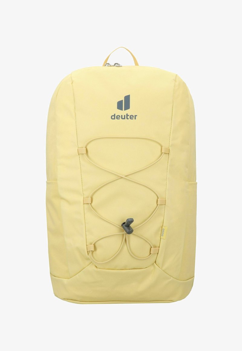 Gele rugzak gemaakt van duurzaam materiaal, met een front bungee koordensysteem, logo en zijzakken. Glad textuur en minimalistisch ontwerp.