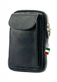 Zwarte leren pouch met een klep sluiting, ritsrand en zilverkleurige hardware. Heeft een klein Italiaans vlaggetje charm eraan bevestigd.