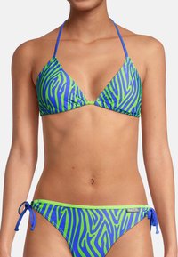 Bikini set met een blauw en groen zebrapatroon. Driehoekige top met nekstraps; onderkant met zijstrikaccenten en contrasterende bies.