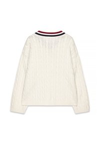 Suéter de punto trenzado en crema con mangas largas, que presenta un cuello acanalado accentuado con rayas rojas y marinas. Textura suave y ajuste relajado.