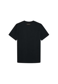 Camiseta negra de manga corta con el logotipo "Hackett" impreso en letras naranjas pequeñas, centrado cerca del cuello en la parte trasera.
