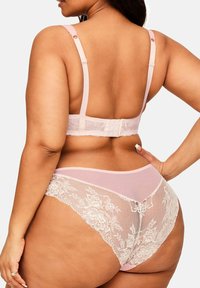 Miękki różowy zestaw biustonosza i majtek z koronką, zdobiony kwiatowymi akcentami i siateczkowymi detalami. Regulowane ramiączka i zapięcie na haki w biustonoszu.