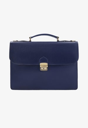 Serviette en cuir bleu foncé avec poignée supérieure et fermeture métallique argentée sur le rabat avant sur fond blanc.
