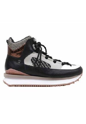 Zapatilla alta que presenta una combinación de cuero negro y textil con estampado, detalles en gris y una suela blanca texturizada con un borde marrón.