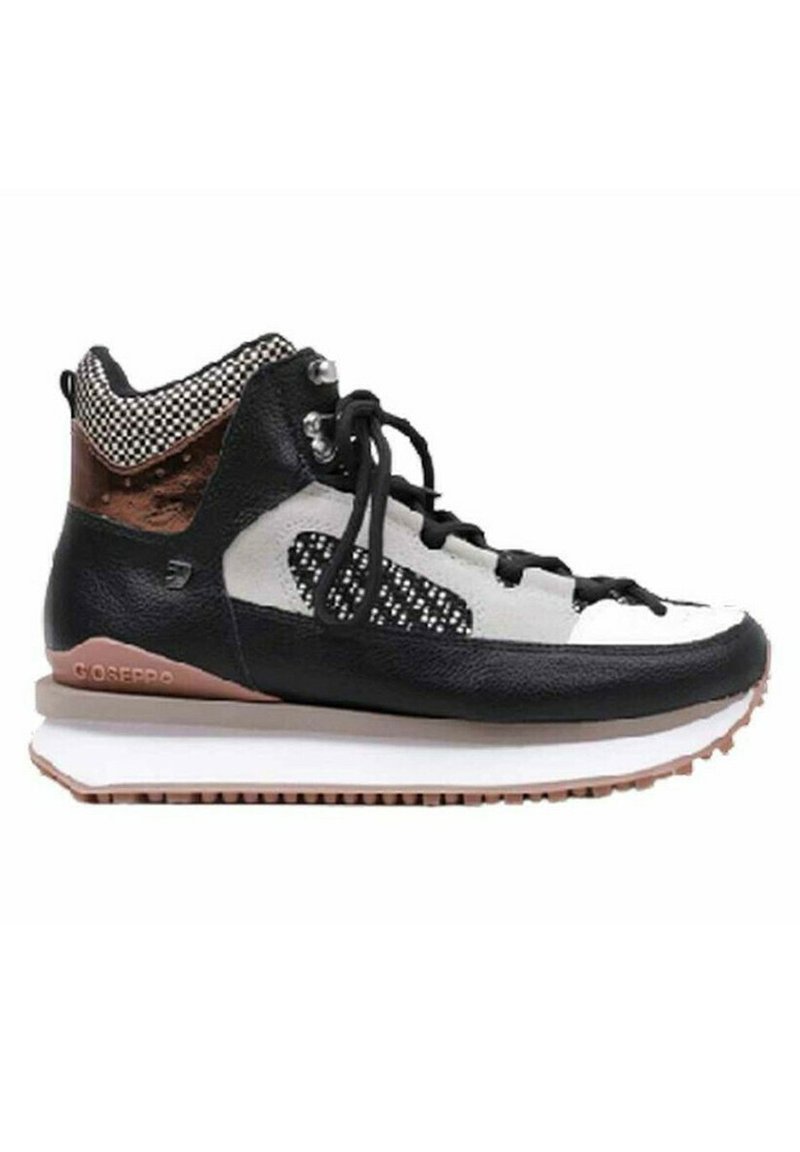 Zapatilla alta que presenta una combinación de cuero negro y textil con estampado, detalles en gris y una suela blanca texturizada con un borde marrón.