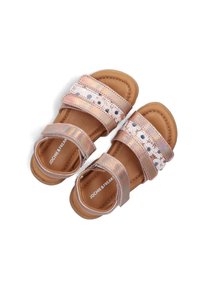 Sandaletten mit einem metallic rose-goldenen Finish, verziert mit floralen Akzenten, Klettverschlüssen und einem gepolsterten Fußbett in Tan.
