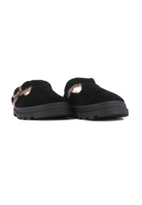 Chaussures en suede noir avec une finition texturée, dotées d'une semelle noire épaisse, de découpes sur les côtés et d'un accent en boucle dorée.