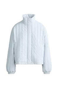 Világoskék steppelt dzseki magas gallérral, hosszú ujjakkal, rugalmas mandzsettákkal és elülső zsebekkel, fehér háttér előtt bemutatva.