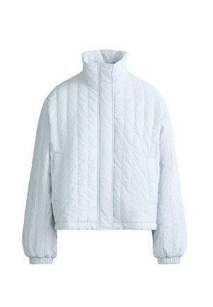 Világoskék steppelt dzseki magas gallérral, hosszú ujjakkal, rugalmas mandzsettákkal és elülső zsebekkel, fehér háttér előtt bemutatva.