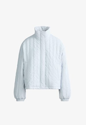 Lichtblauw gewatteerd jack met hoge kraag, lange mouwen, elastische manchetten en zakken aan de voorkant, weergegeven op een witte achtergrond.