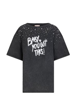 T-shirt nera oversize con borchie argentate sulle spalle e testo bianco "BABY YOU GOT THIS!" stampato sul davanti.