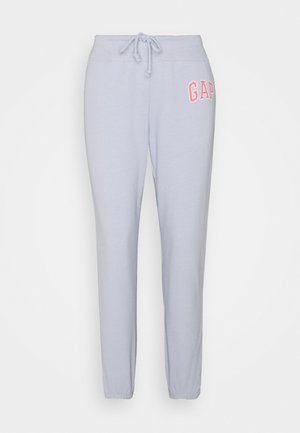 Pantalones deportivos gris claro con cintura elástica y cordón ajustable. Presentan el logo "GAP" bordado en rosa en la cadera izquierda.