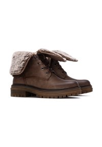 Botas de tobillo de cuero marrón con un cuello de piel sintética plegable, punta redonda y suela de goma gruesa con un patrón de textura.