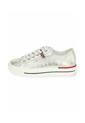 Metallisch silberner Sneaker mit weißer Gummisohle, runder Spitze und grauen Schnürsenkeln. Verfügt über einen roten und marinblauen Akzentstreifen an der Sohle.