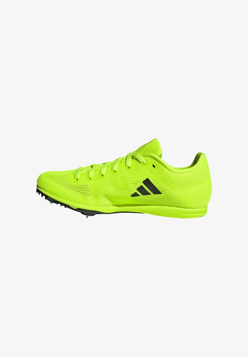Chaussures de sport jaune néon avec une tige en mesh, des accents noirs et une semelle cloutée conçue pour la performance sur piste. Présentent un design profil bas.