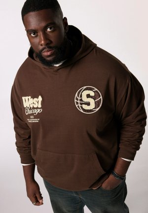 Felpa marrone con la scritta "West Chicago" e un logo di basket con la lettera "S". Tessuto morbido, tasca anteriore, vestibilità rilassata e maniche lunghe.