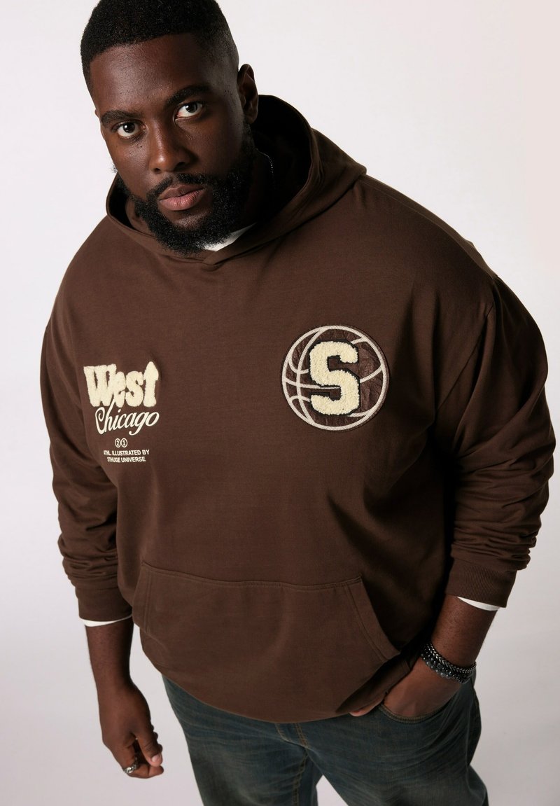 Felpa marrone con la scritta "West Chicago" e un logo di basket con la lettera "S". Tessuto morbido, tasca anteriore, vestibilità rilassata e maniche lunghe.