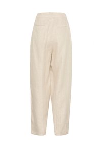 Lichtbeige linnen broek met een relaxte pasvorm, voorzien van een platte tailleband, twee achterzakken en een taps toelopend ontwerp.