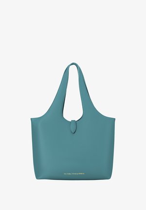 Niebieska teksturowana skórzana torba typu tote z szerokimi uchwytami i małym zamknięciem na zatrzask, z logo Victoria Hyde & Strive w złotych literach.