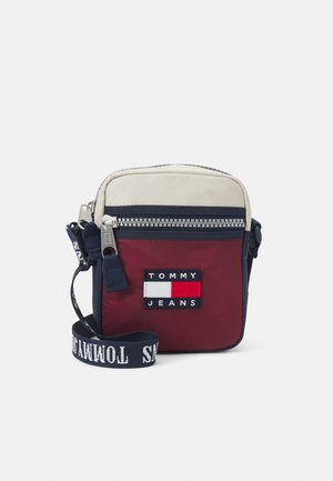 Kleine rechteckige Crossbody-Tasche in Marineblau, Weinrot und Cremetönen, mit frontalem Reißverschlussfach, Tommy Jeans Logo und verstellbarem Riemen mit Markennamen.